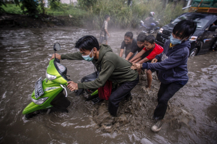 Jalan Raya Bojonggede-Citayam Banjir, Banyak Pengendara Motor