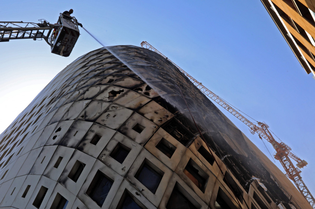 Kebakaran terjadi di sebuah bangunan bersejarah di kawasan bisnis dekat pelabuhan Beirut, Lebanon.