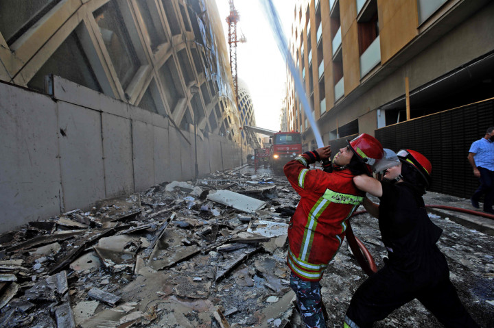 Petugas pemadam kebakaran telah berhasil memadamkan api yang membakar gedung tersebut. Ketika petugas pemadam pertama tiba di lokasi api berkobar sangat kuat di gedung tersebut. Beredar gambar menunjukkan kepulan asap tebal dari bangunan tersebut.