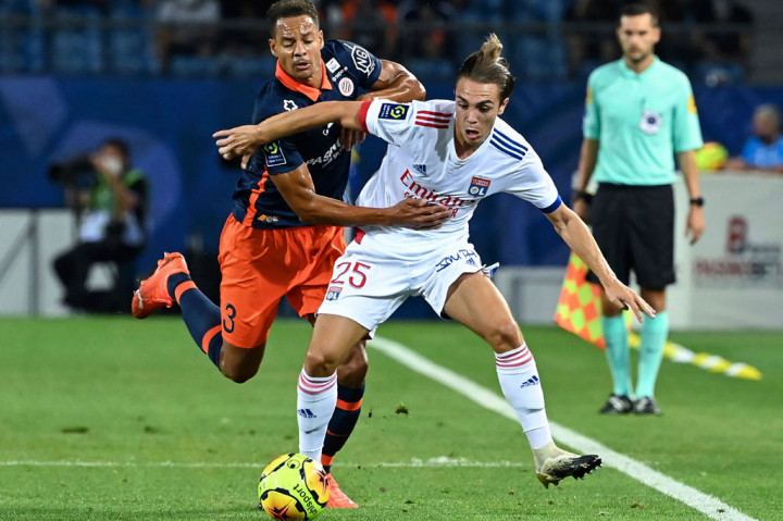 Laga kedua kesebelasan berlangsung dalam tempo tinggi sejak wasit meniup peluit tanda pertandingan dimulai. Beberapa peluang tercipta namun belum berbuah gol.