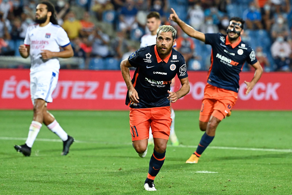 Tuan rumah akhirnya mendapat peluang emas untuk memimpin saat Teji Savanier dilanggar oleh Dubois di dalam area terlarang. Savanier menghadapi sendiri eksekusi penalti tersebut untuk membawa Montpellier unggul 1-0 atas Lyon pada menit ke-38.