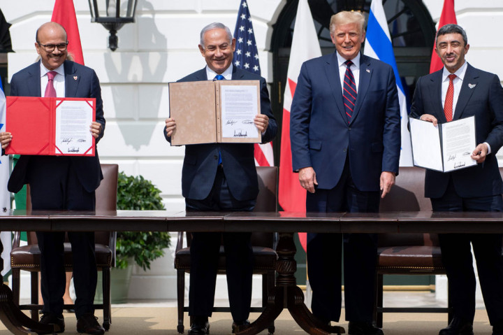 (Dari Kiri) Menteri Luar Negeri Bahrain Abdullatif al-Zayani, Perdana Menteri Israel Benjamin Netanyahu, Presiden AS Donald Trump, dan Menlu UEA Abdullah bin Zayed Al-Nahyan memegang dokumen usai penandatanganan perjanjian normalisasi di Gedung Putih, Washington, DC, Selasa, 15 September 2020 waktu setempat. 