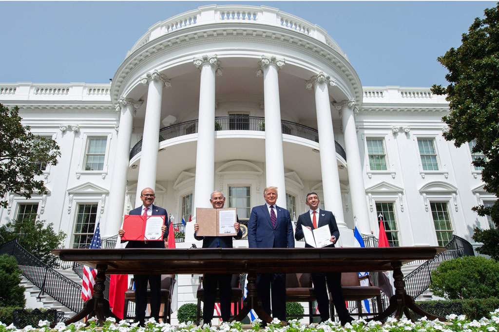 Israel menormalisasi hubungan dengan musuh lamanya Bahrain dan Uni Emirat Arab pada upacara Gedung Putih, Washington, Selasa, 16 September 2020 waktu setempat. Presiden AS Donald Trump menyebutnya sebagai hari bersejarah untuk perdamaian di Timur Tengah. 