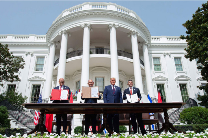 Israel menormalisasi hubungan dengan musuh lamanya Bahrain dan Uni Emirat Arab pada upacara Gedung Putih, Washington, Selasa, 16 September 2020 waktu setempat. Presiden AS Donald Trump menyebutnya sebagai hari bersejarah untuk perdamaian di Timur Tengah. 