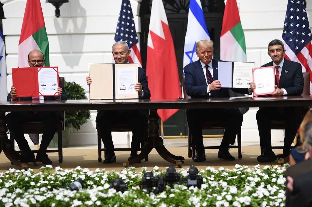 Perdana Menteri Israel Benjamin Netanyahu dan Menteri Luar Negeri Bahrain dan UEA menutup perjanjian bersejarah tersebut dengan upacara penandatanganan di halaman Gedung Putih yang dihias bendera keempat negara.