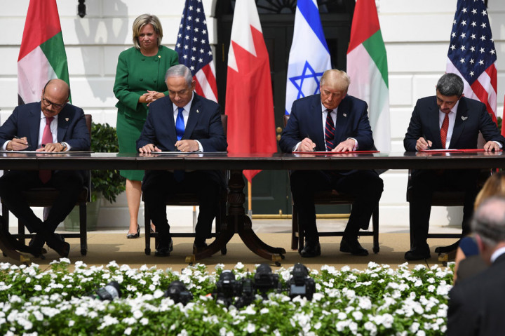 Bahrain dan UEA adalah negara Arab pertama yang menjalin hubungan dengan Israel sejak Mesir pada 1979 dan Yordania pada 1994.