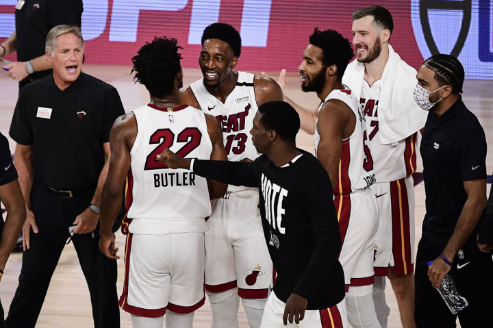 Para pemain Miami Heat meluapkan kegembiraan usai memenangi gim pertama final Wilayah Timur NBA dengan skor 117-114 atas Boston Celtics, di ESPN World of Sports Complex, Florida, Rabu, 16 September 2020 WIB.
