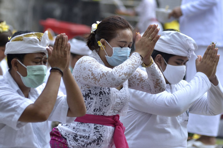 Perayaan Hari Raya Galungan yang merupakan hari kemenangan kebenaran (Dharma) atas kejahatan (Adharma) tersebut diikuti umat Hindu di Pulau Dewata dengan tetap menerapkan protokol kesehatan secara ketat untuk mencegah penyebaran covid-19.