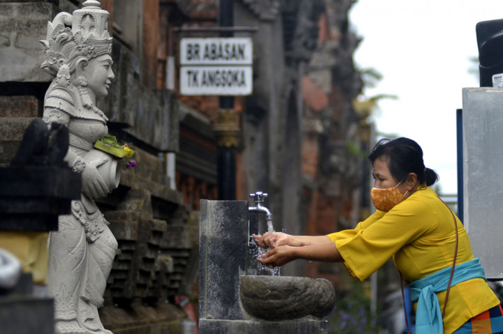 Umat Hindu mencuci tangan saat akan bersembahyang Hari Raya Galungan di Pura Jagatnatha, Denpasar.