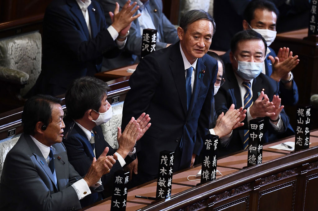 Presiden Partai Demokrat Liberal Jepang (LDP) Yoshihide Suga (tengah) membungkuk setelah terpilih sebagai Perdana Menteri oleh parlemen Majelis Rendah di Tokyo pada Rabu, 16 September 2020.