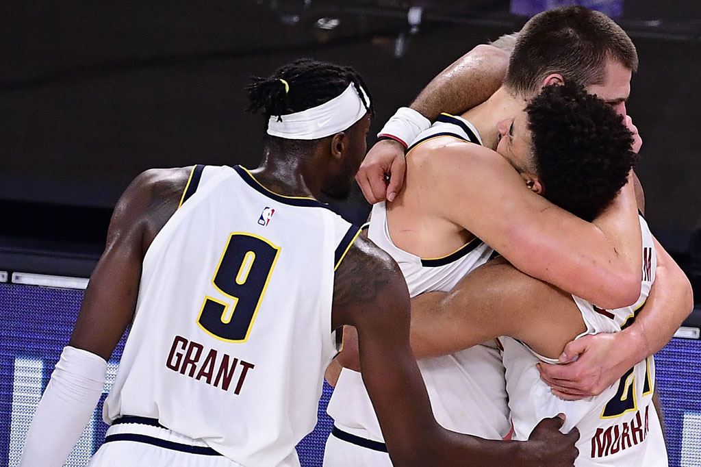 Para pemain Denver Nuggets meluapkan kegembiraan usai mencatat comeback luar biasa untuk lolos ke final Wilayah Barat playoff NBA. Mereka berhasil menyingkirkan Los Angeles Clippers berkat kemenangan 104-89 pada gim ketujuh semifinal wilayah, Rabu, 16 September 2020 WIB. Hasil tersebut membuat Nuggets unggul 4-3 atas Clippers pada semifinal berformat best of seven.