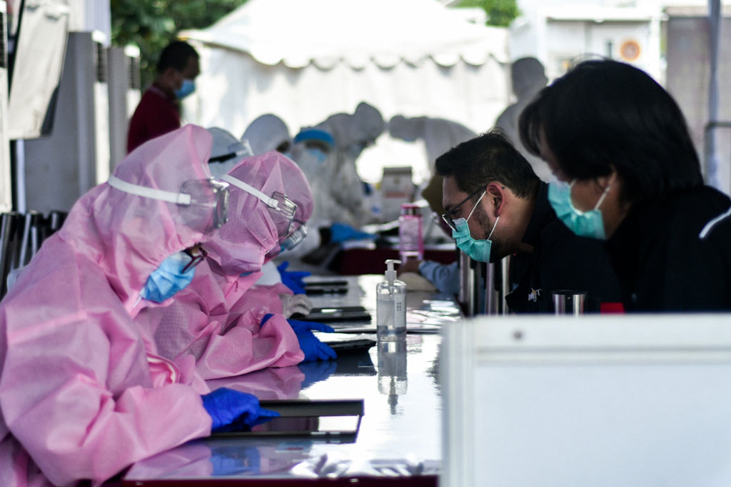 Hasil swab akan keluar sehari setelah dilakukan tes melalui ekstrasi di mobile lab. BIN menyediakan dua unit mobile lab dengan masing-masing alat polymerase chain reaction (PCR).