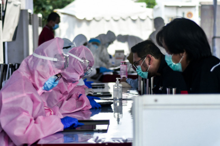 Hasil swab akan keluar sehari setelah dilakukan tes melalui ekstrasi di mobile lab. BIN menyediakan dua unit mobile lab dengan masing-masing alat polymerase chain reaction (PCR).