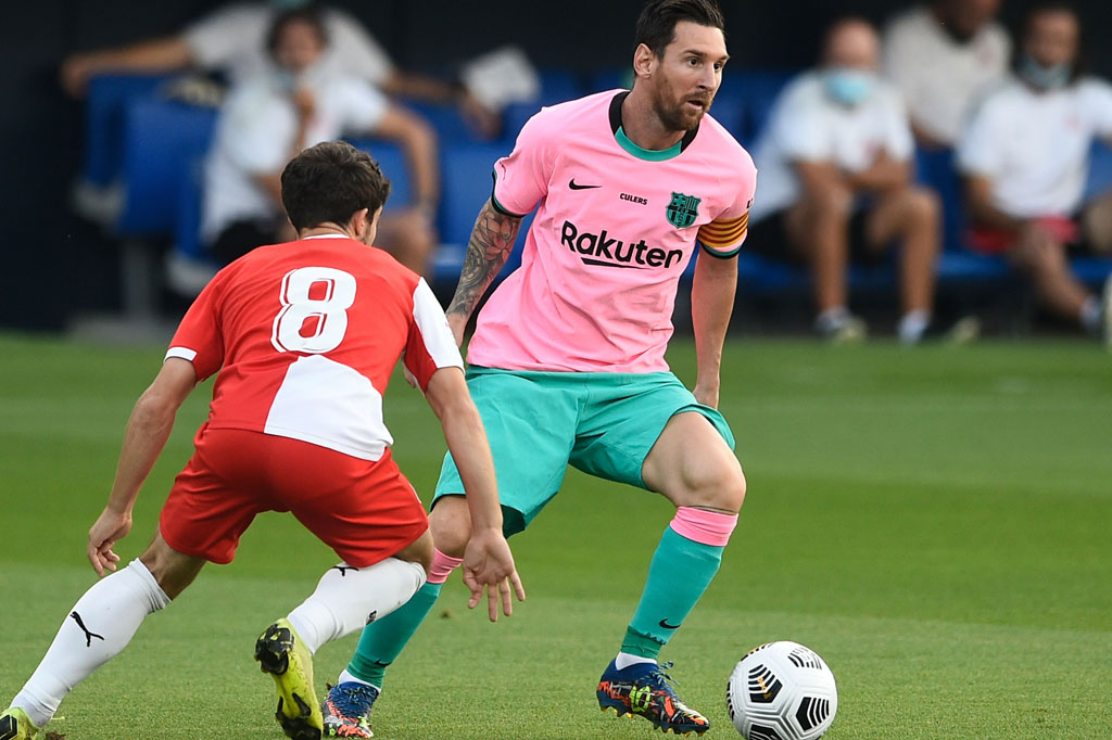 Seperti biasa, Barca mengambil inisiatif serangan sejak awal laga. Beberapa peluang tercipta, namun rapatnya barisan pertahanan Girona membuat para pemain Barca kesulitan mencetak gol.