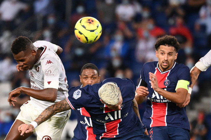 Peluang berbahaya pertama dimiliki PSG saat Angel di Maria mengirimkan umpan silang dari sisi kiri yang disambut tandukan Mauro Icardi. Namun sayang bola masih melambung.