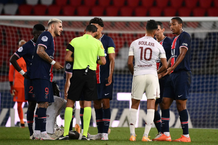 Masalah PSG diperparah ketika bek tengah Abdou Diallo harus menerima kartu kuning kedua akibat pelanggarannya terhadap penyerang Metz Ibrahima Niane pada menit ke-65.