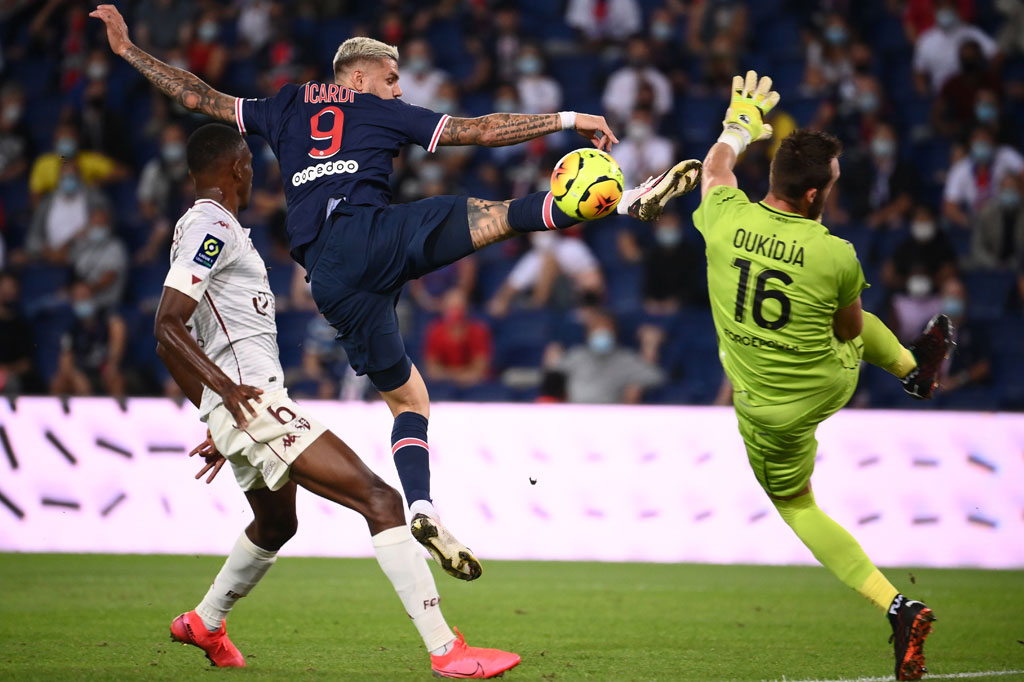 Penampilan cemerlang kiper Metz Alexandre Oukidja membuat PSG semakin frustrasi. Ia mampu menggagalkan dua peluang serupa dalam rentang waktu dua menit, saat menggagalkan sepakan Icardi dan Di Maria.