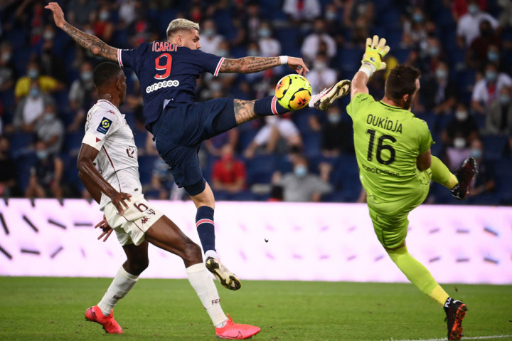 Penampilan cemerlang kiper Metz Alexandre Oukidja membuat PSG semakin frustrasi. Ia mampu menggagalkan dua peluang serupa dalam rentang waktu dua menit, saat menggagalkan sepakan Icardi dan Di Maria.