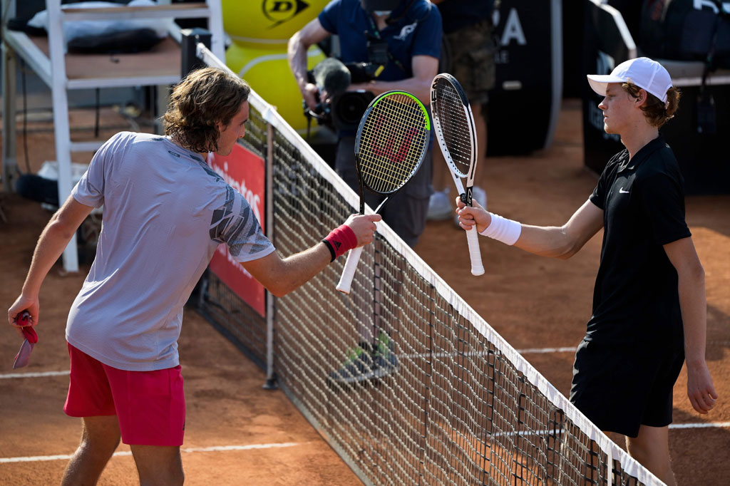 Tsitsipas kalah dalam tiga gim dengan skor 1-6, 7-6 (9/11), 2-6. Bagi Sinner ini merupakan balas dendam atas petenis Yunani tersebut yang mengalahkannya pada putaran yang sama tahun lalu.