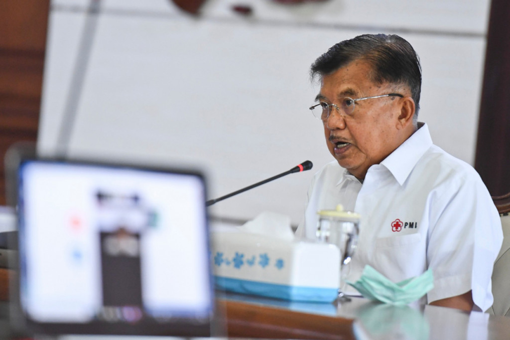 Ketua Umum Palang Merah Indonesia (PMI) Jusuf Kalla menyampaikan pidato kemanusiaan saat mengikuti peringatan HUT PMI ke-75 secara virtual di Markas PMI, Jakarta.