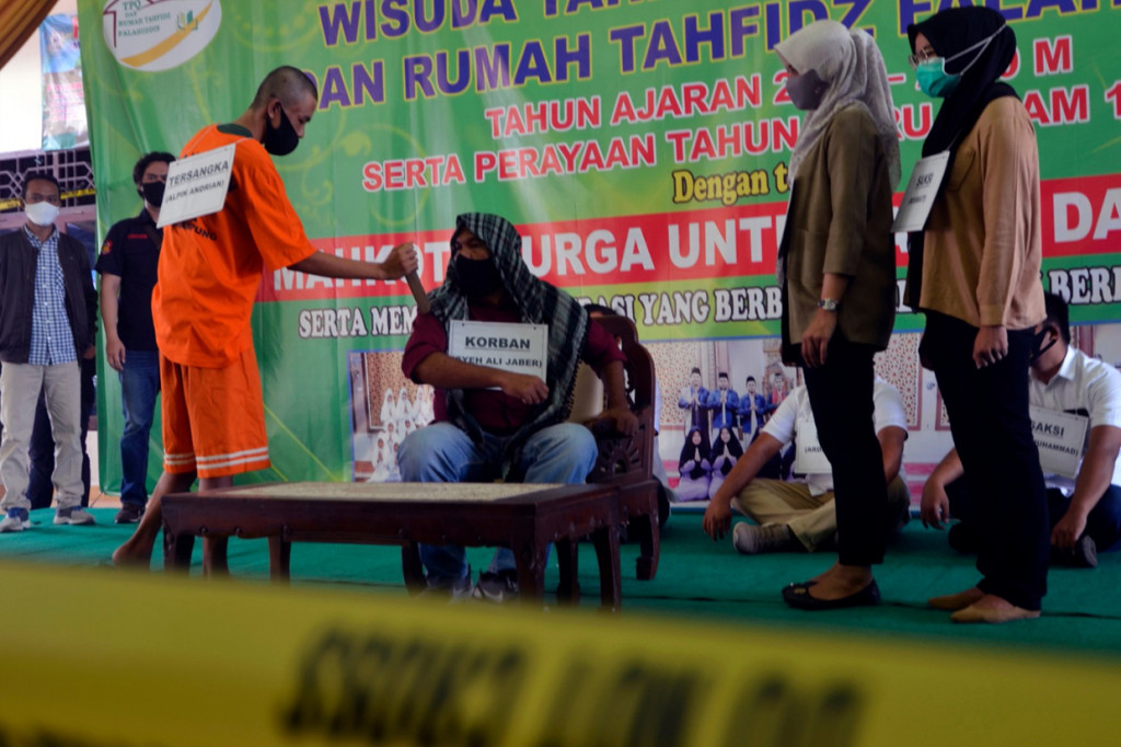 Rekonstruksi penikaman terhadap Syekh Ali Jaber pada Minggu, 13 September 2020, lalu memperagakan 17 adegan di dua lokasi berbeda.
