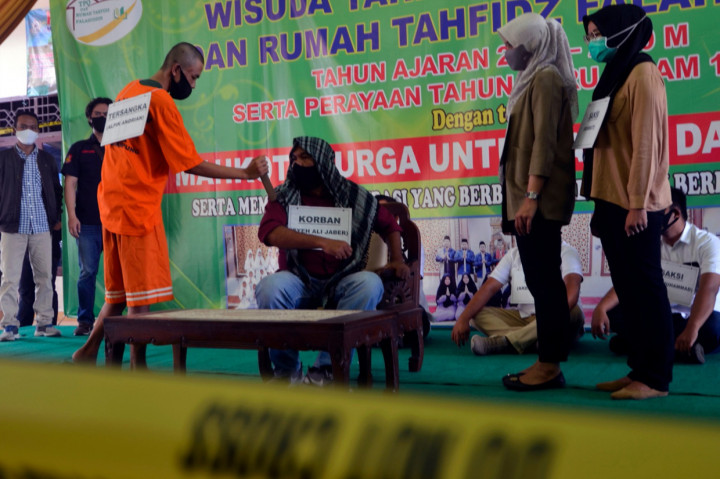 Rekonstruksi penikaman terhadap Syekh Ali Jaber pada Minggu, 13 September 2020, lalu memperagakan 17 adegan di dua lokasi berbeda.
