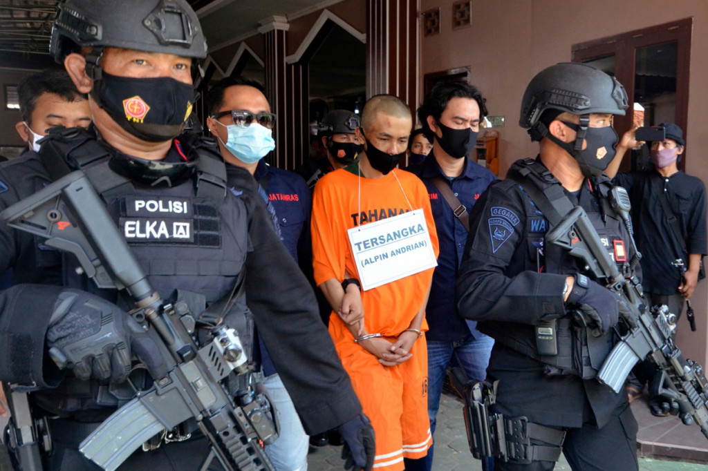 Tersangka Alpin Adrian dikawal petugas saat akan menuju lokasi reka ulang kasus penikaman terhadap Syekh Ali Jaber di Masjid Falahudin Bandar Lampung, Lampung.