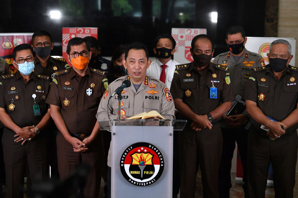 Kabareskrim Polri Komjen Listyo Sigit Prabowo (tengah) didampingi Jaksa Agung Muda Pidana Umum Kejaksaan Agung Fadil Zumhana (kedua kiri) beserta jajaran menyampaikan hasil gelar perkara kebakaran Gedung Utama Kejaksaan Agung di Bareskrim Polri, Jakarta, Kamis, 17 September 2020.