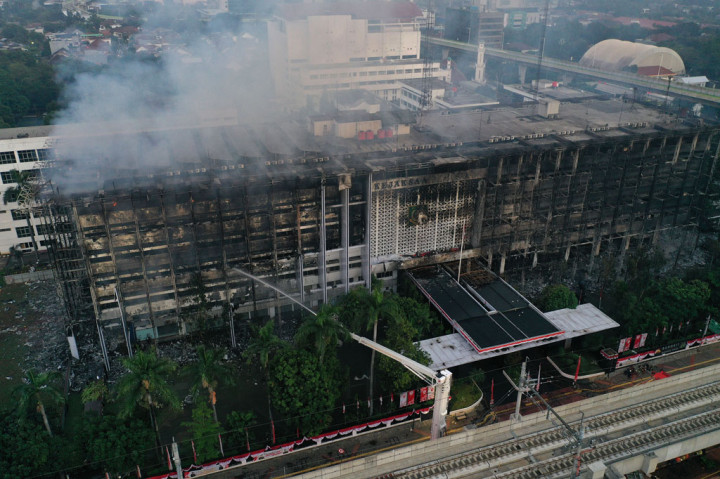 Sigit menambahkan bahwa penyidik akan terus mendalami keterangan sejumlah saksi terkait dengan kasus kebakaran Gedung Utama Kejaksaan Agung untuk mencari tersangka. 
