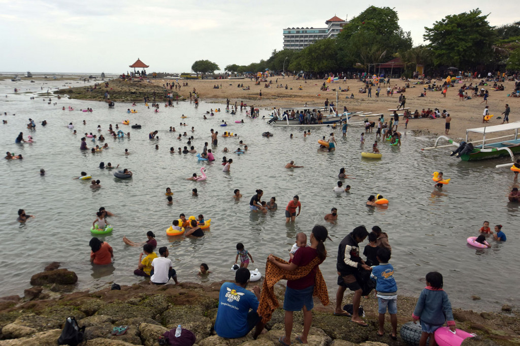 Warga memadati Pantai Sanur, Denpasar, Bali, saat liburan Hari Raya Galungan.