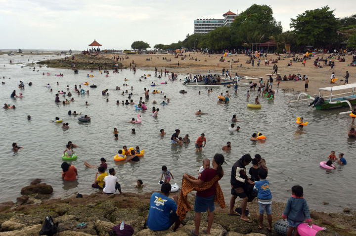 Warga memadati Pantai Sanur, Denpasar, Bali, saat liburan Hari Raya Galungan.