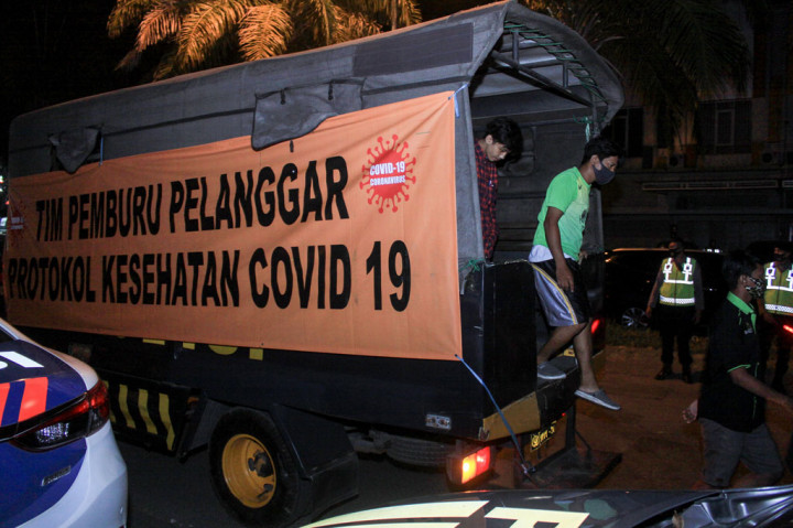 Razia oleh Tim Pemburu Pelanggar Protokol Kesehatan Covid-19 tersebut sebagai upaya mencegah penyebaran virus korona jenis baru (covid-19).