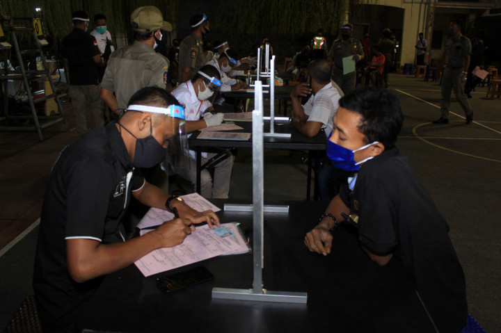 Tim Pemburu Pelanggar Protokol Kesehatan Covid-19 yang bergerak di berbagai kawasan di Sidoarjo itu menjaring sejumlah orang yang tidak menggunakan masker dan selanjutnya disidang dengan sanksi denda sebesar Rp150 ribu.