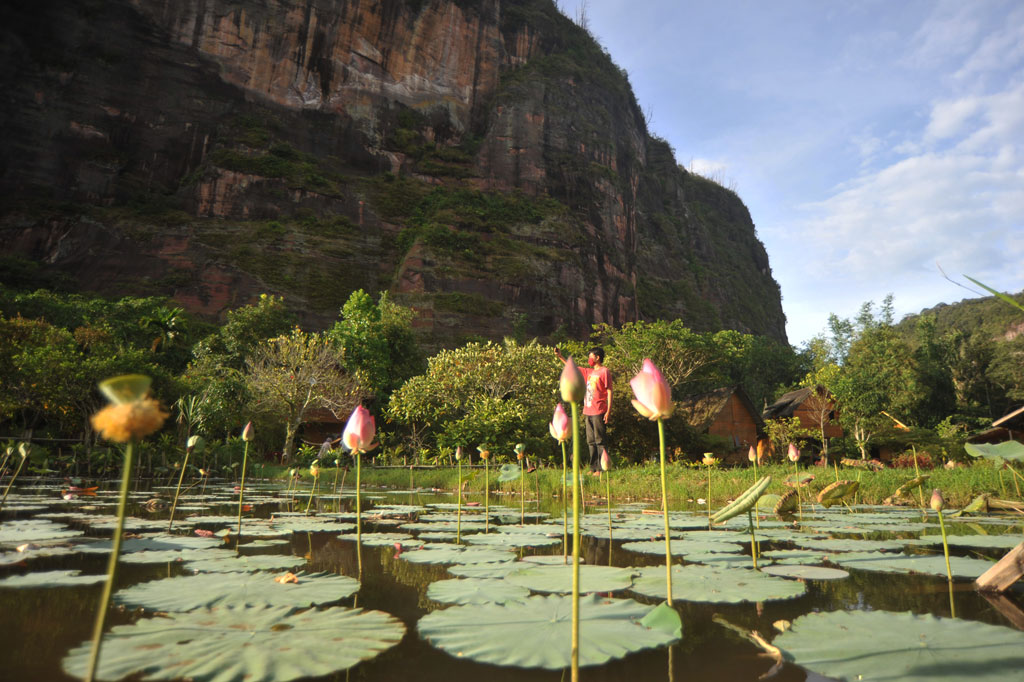 Pengunjung memotret suasana pedesaan yang berada di kawasan Geopark Lembah Harau, Kabupaten Limapuluh Kota, Sumatera Barat, Kamis, 17 September 2020.