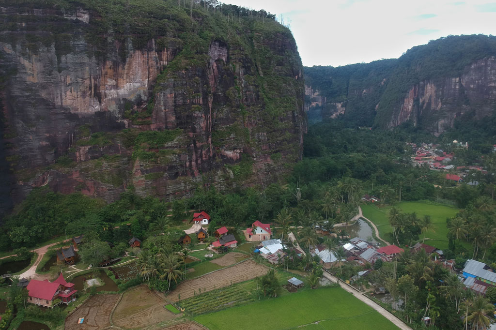 Lembah Harau adalah sebuah ngarai dekat Kota Payakumbuh di Kabupaten Limapuluh Koto, Provinsi Sumatra Barat. Lembah Harau diapit dua bukit cadas terjal dengan ketinggian mencapai 150 meter berupa batu pasir yang terjal berwarna-warni, dengan ketinggian 100 sampai 500 meter.