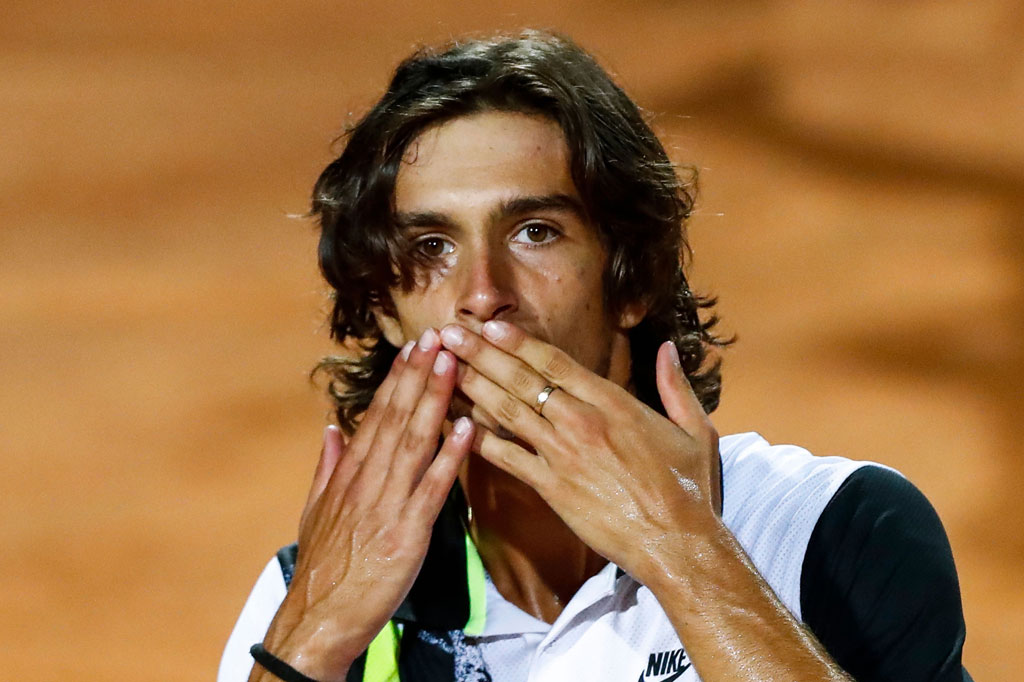 Petenis muda Italia LOrenzo Musetti kembali membuat kejutan di turnamen Italian Open. Petenis berusia 18 tahun tersebut melangkah ke babak ketiga usai menundukkan petenis Jepang Kei Nishikori, Jumat, 18 September 2020.