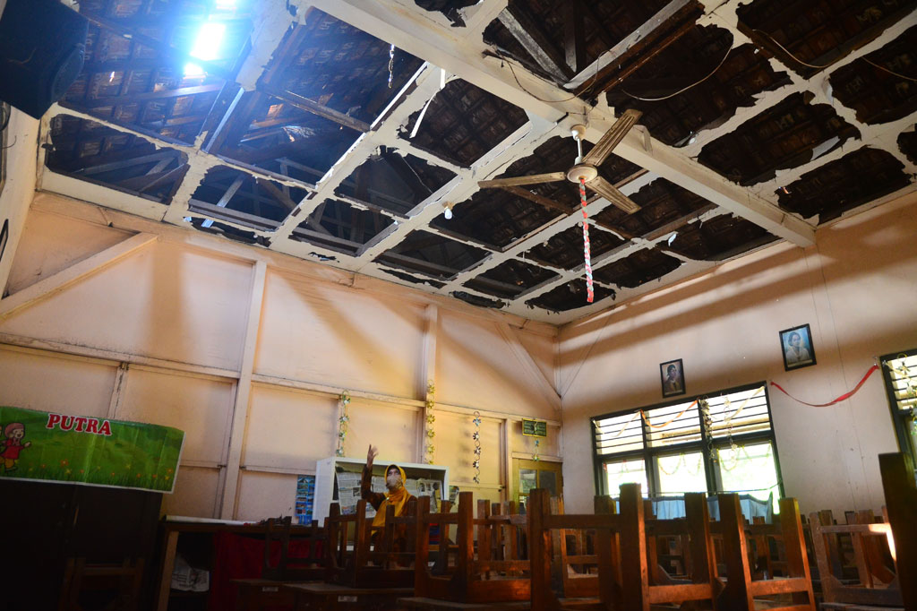 Sebanyak empat ruangan kelas di Sekolah Dasar Negeri (SDN) 2 Purwosari, Kudus kondisi bangunan kayunya sudah rapuh, genting bocor, dan plafonnya roboh. Kerusakan terjadi sejak Januari 2020.