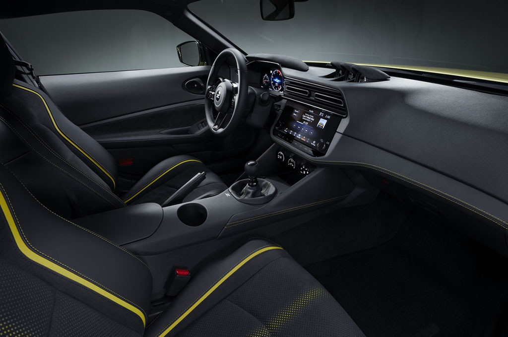 Interior tampil dengan nuansa hitam berkombinasi kuning yang memberikan nuansa sporty.