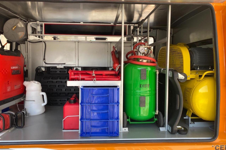 Bengkel berjalan ini dilengkapi dengan peralatan service yang sangat memadai sehingga dapat melakukan perawatan ringan hingga sedang untuk semua jenis kendaraan komersial.