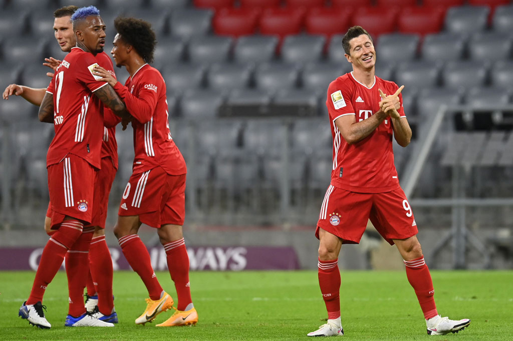 Gol berikutnya yang bersarang di gawang Schalke tercipta dari eksekusi penalti. Diawali pelanggaran Ozan Kabak kepada Lewandowski, pemain nasional Polandia itu sendiri yang bertindak sebagai algojo dan eksekusinya sukses membuahkan gol ketiga. 