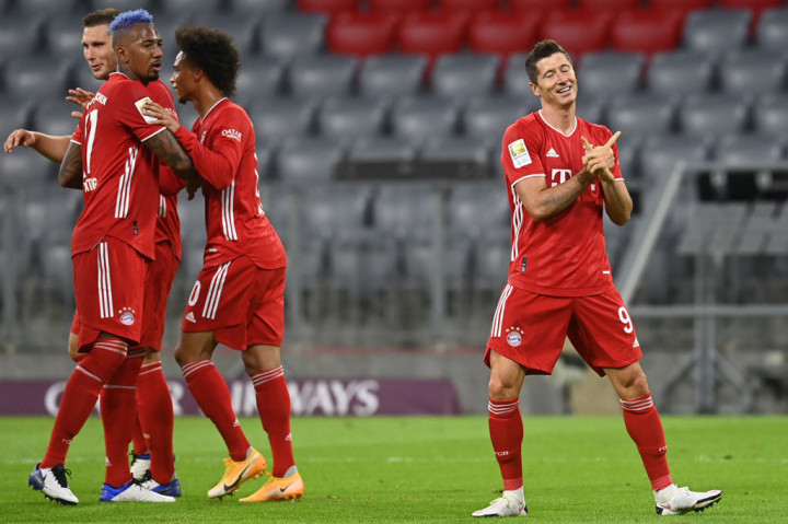 Gol berikutnya yang bersarang di gawang Schalke tercipta dari eksekusi penalti. Diawali pelanggaran Ozan Kabak kepada Lewandowski, pemain nasional Polandia itu sendiri yang bertindak sebagai algojo dan eksekusinya sukses membuahkan gol ketiga. 