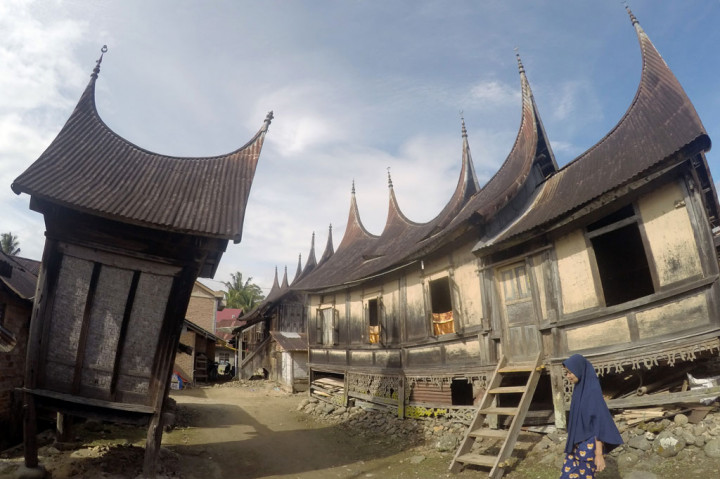 Kampung adat yang diberi nama Sarugo atau Saribu Gonjong tersebut terdiri dari 32 rumah adat Minangkabau (rumah Gadang). Usia rumah Gadang yang dikepung perbukitan tersebut sekitar 100 tahun.