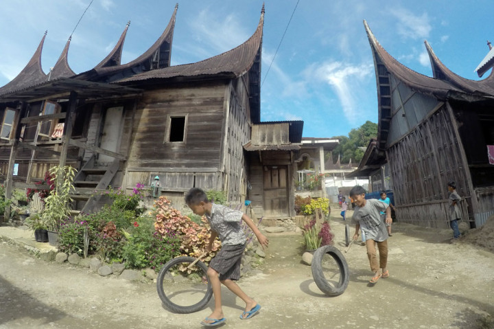 Anak-anak bermain ban bekas di Kampung Adat Sarugo (Saribu Gonjong) di Kabupaten Limapuluh Kota, Sumatera Barat, Jumat, 18 September 2020.