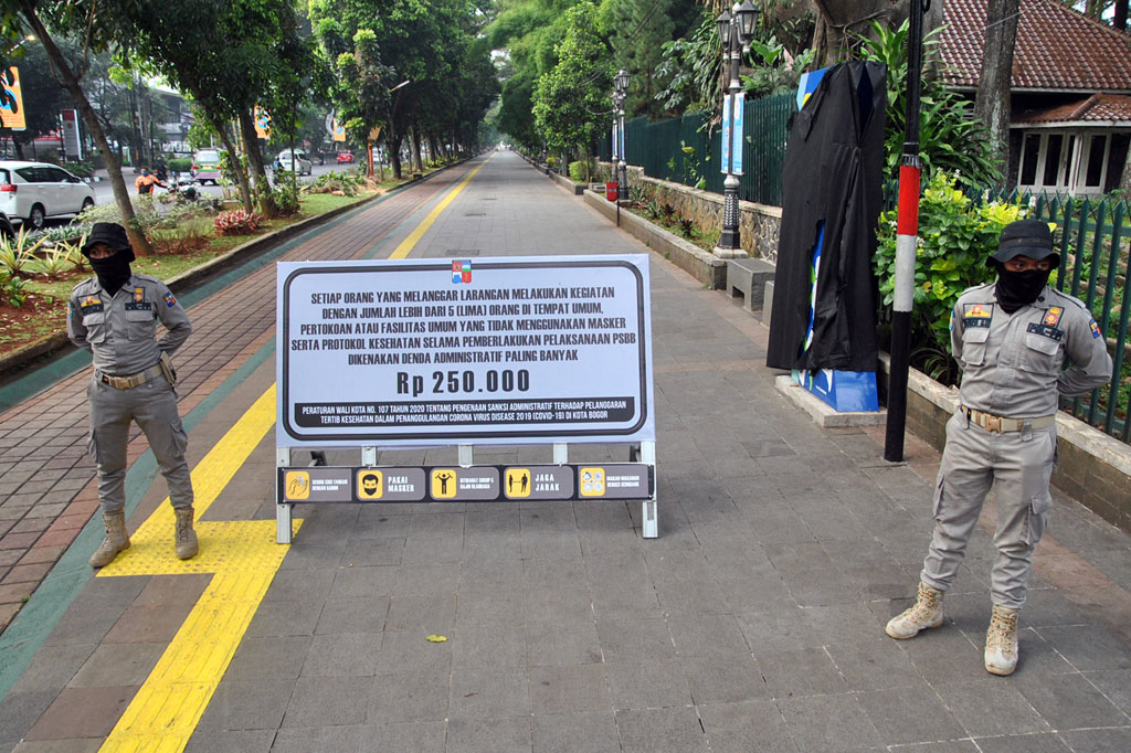 Anggota Satpol PP Kota Bogor melakukan penjagaan saat penutupan sementara pedestrian seputaran Istana dan Kebun Raya Bogor, Jawa Barat, Sabtu, 19 September 2020.