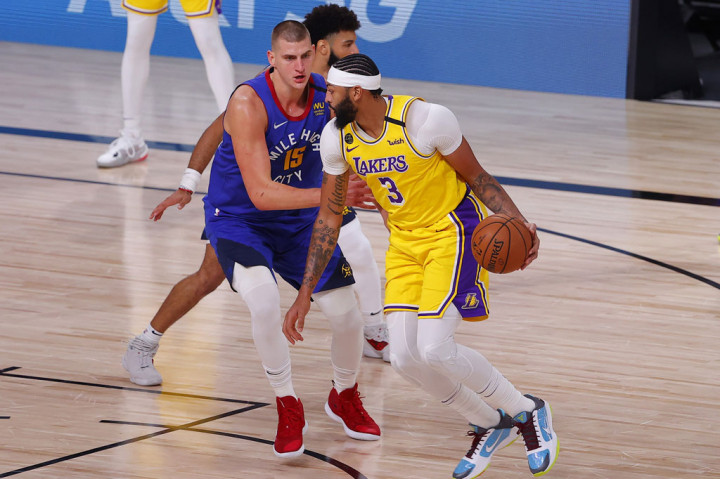 Anthony Davis nenjadi bintang kemenangan Lakers dengan menyumbang 37 poin, 20 poin dicetak di paruh kedua, dan 10 rebound. Dia sukses melesakkan bola 12 kali dari 21 tembakan dari dalam area busur. 