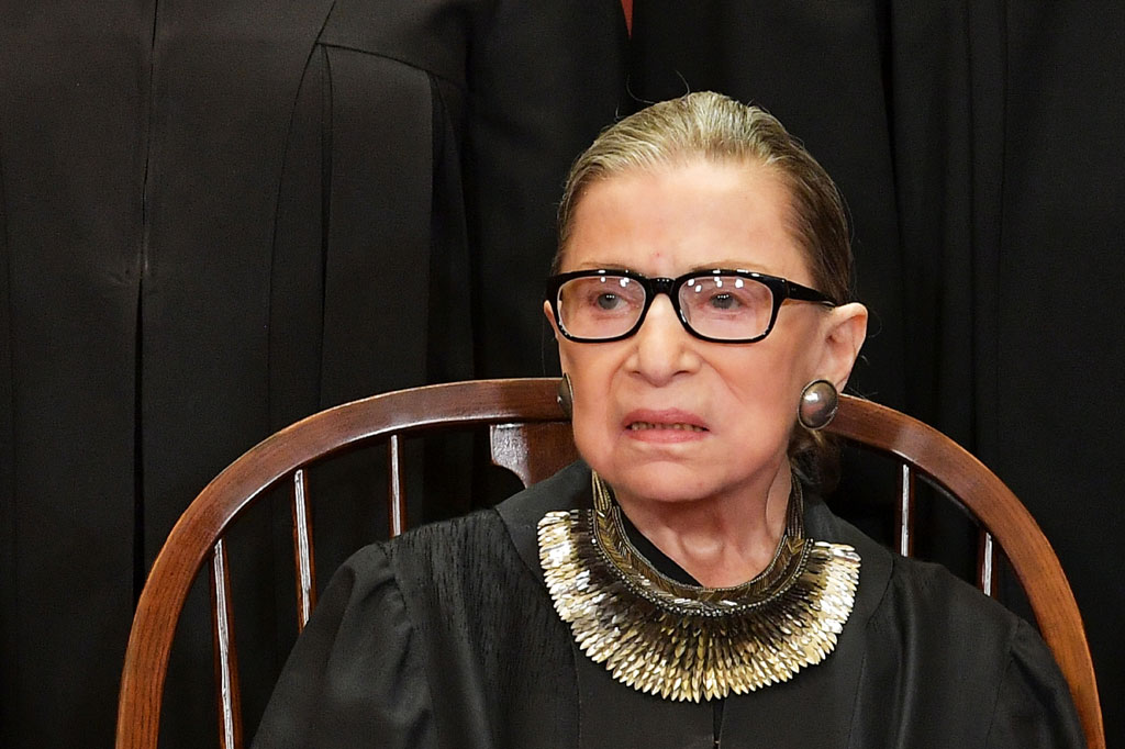 Ginsburg adalah pejuang hak-hak perempuan yang kemudian menjadi ikon bagi kaum liberal di AS. Kepergiannya dapat secara tiba-tiba mengubah keseimbangan ideologis di badan peradilan tertinggi itu dengan menggeser lebih jauh ke aliran kanan.