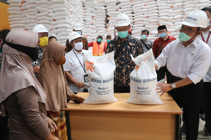 Kunjungan Menko PMK ke gudang Bulog tersebut untuk memantau kualitas beras dan kesiapan penyaluran beras kepada keluarga penerima manfaat program keluarga harapan (PKH). 