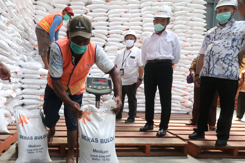 Menteri Koordinator Bidang Pembangunan Manusia dan Kebudayaan (Menko PMK) Muhadjir Effendy (ke dua kanan) mengamati penimbangan beras program keluarga harapan (PKH) di gudang Bulog, Kediri, Jawa Timur, Sabtu, 19 September 2020. 