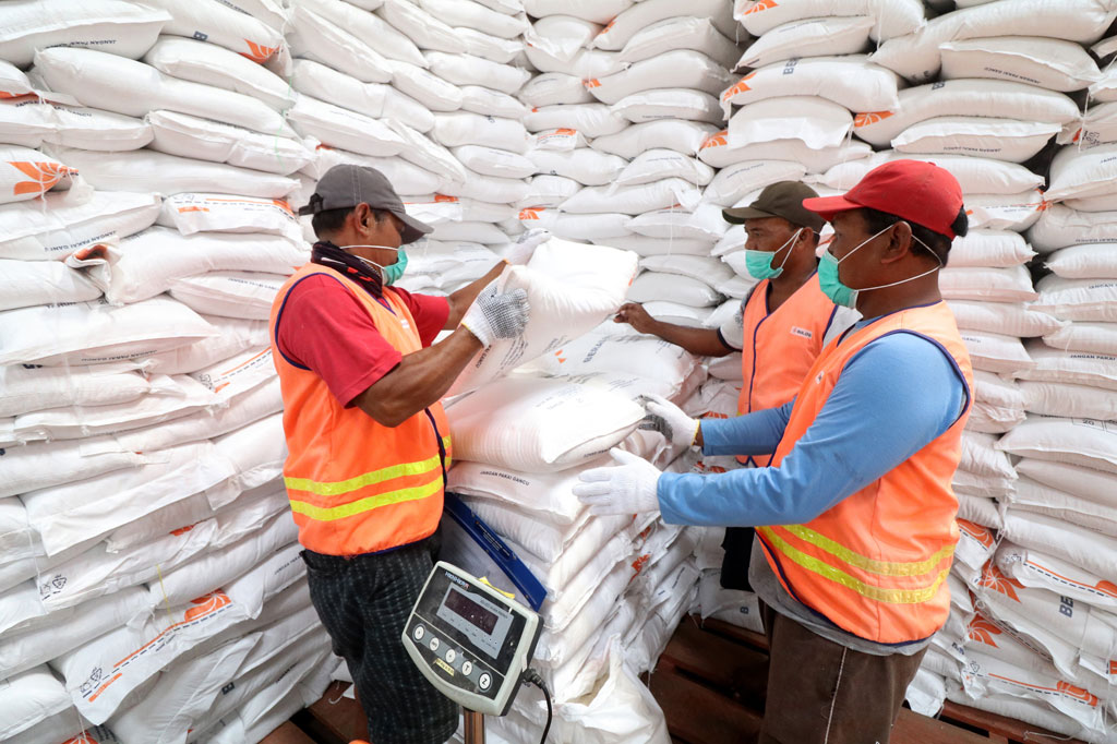 Muhadjir ingin memastikan program bansos berupa pembagian beras untuk PKH harus betul-betul sesuai dengan yang diterapkan. Beras yang diberikan harus bermutu dan merupakan beras medium. Setiap KPM akan menerima beras dengan besar Rp15 kilogram per bulan selama tiga bulan.