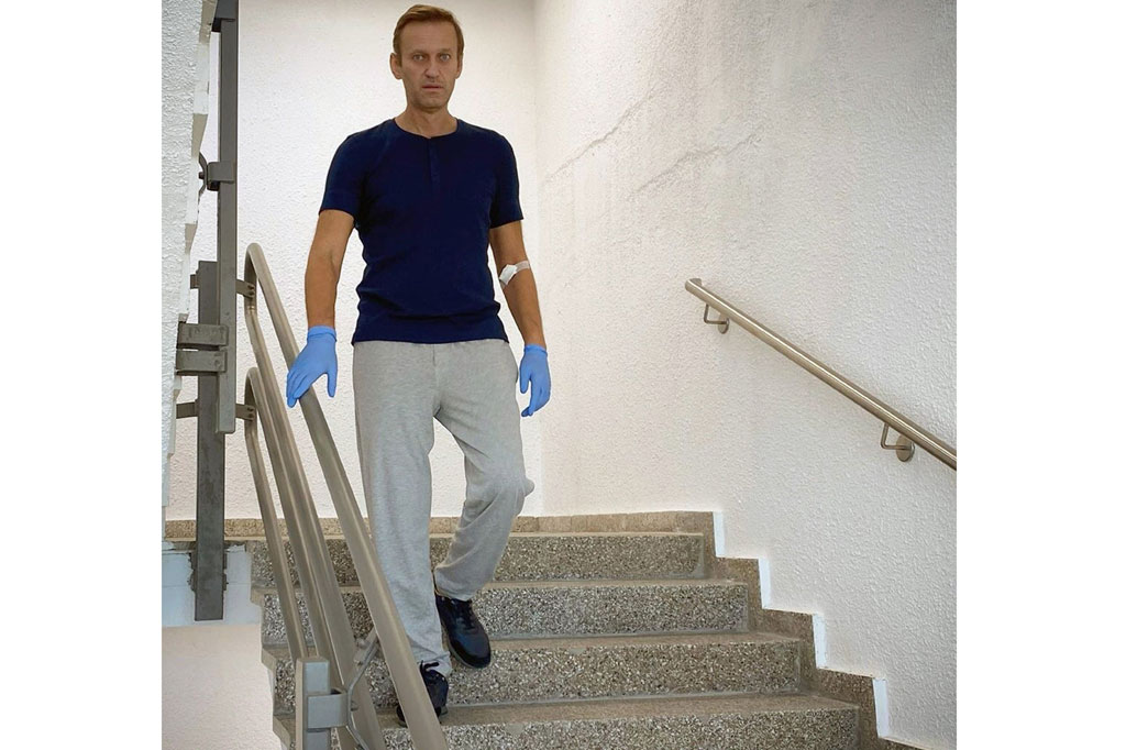 Kritikus Kremlin berusia 44 tahun itu memposting foto dirinya di Instagram saat berjalan menuruni tangga, dan menggambarkan bagaimana gejala sebelumnya termasuk ketidakmampuan untuk membentuk kata-kata. 